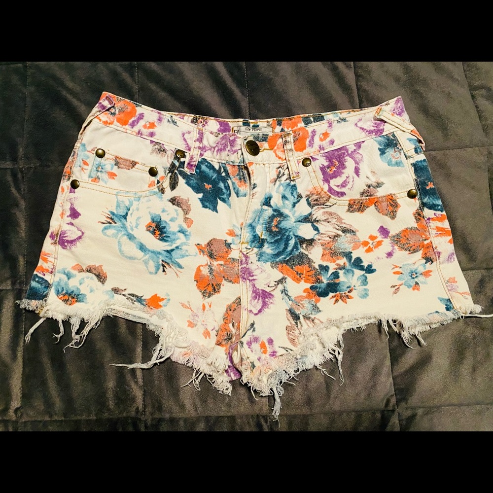 Free people floral distressed shorts size 29